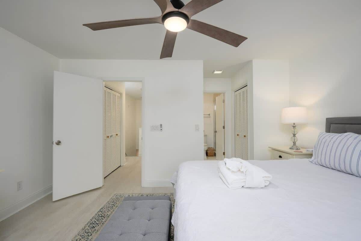 Tabla de planchar con plancha, wifi gratis y ropa de cama 