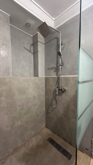 Een douche, een haardroger, een bidet, zeep
