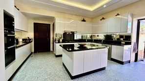 Microwave, oven, stovetop, dishwasher - Beautiful 5 bedroom villa in Amelkis Golf Resort (Marrakech)