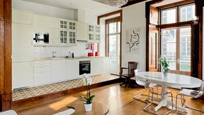 Fridge, microwave, oven, stovetop - Elegant River View Corpo Santo Apartment (Lisboa)