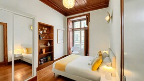 Iron/ironing board, travel cot, free WiFi, bed sheets - Elegant River View Corpo Santo Apartment (Lisboa)