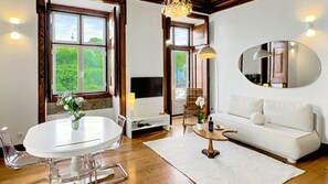 Smart TV, books - Elegant River View Corpo Santo Apartment (Lisboa)