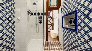 Douche, sèche-cheveux, serviettes fournies, savon
