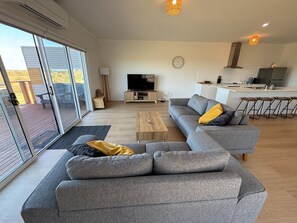 Smart TV, DVD player - Harry's Beach House - Beachfront! Off Peak special available! Free WiFi! (Black Point)
