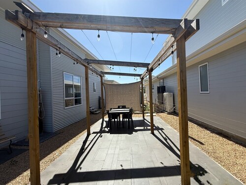 Harry's Beach House - Beachfront! Off Peak special available! Free WiFi!