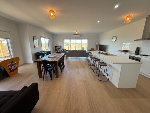 Harry's Beach House - Beachfront! Off Peak special available! Free WiFi!