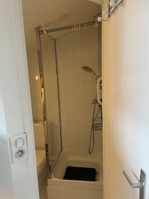 Haartrockner, Handtücher, Toilettenpapier