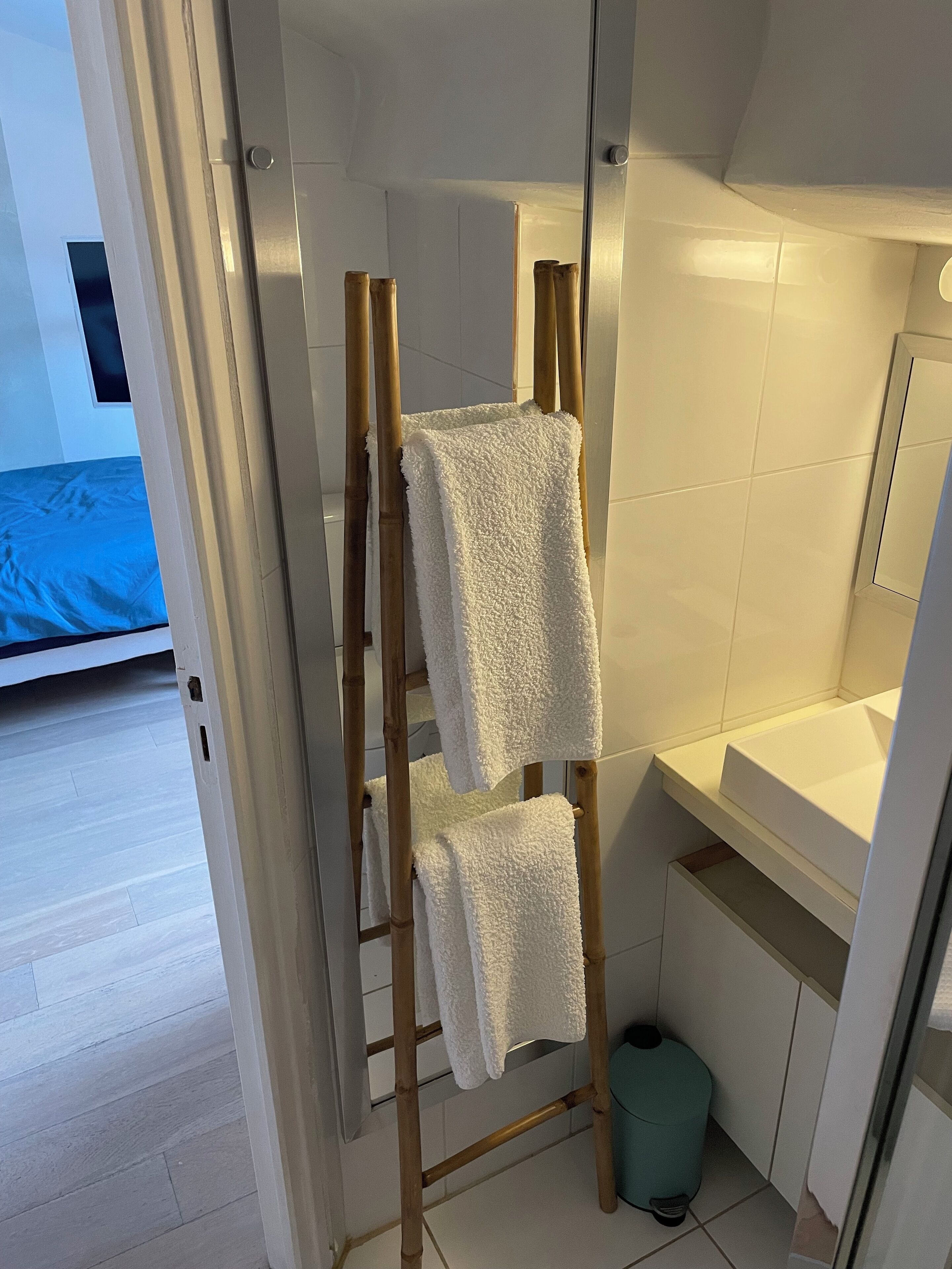 Strykejern/-brett, internettilgang og sengetøy