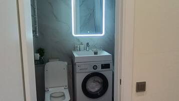 Haartrockner, Handtücher, Seife, Toilettenpapier