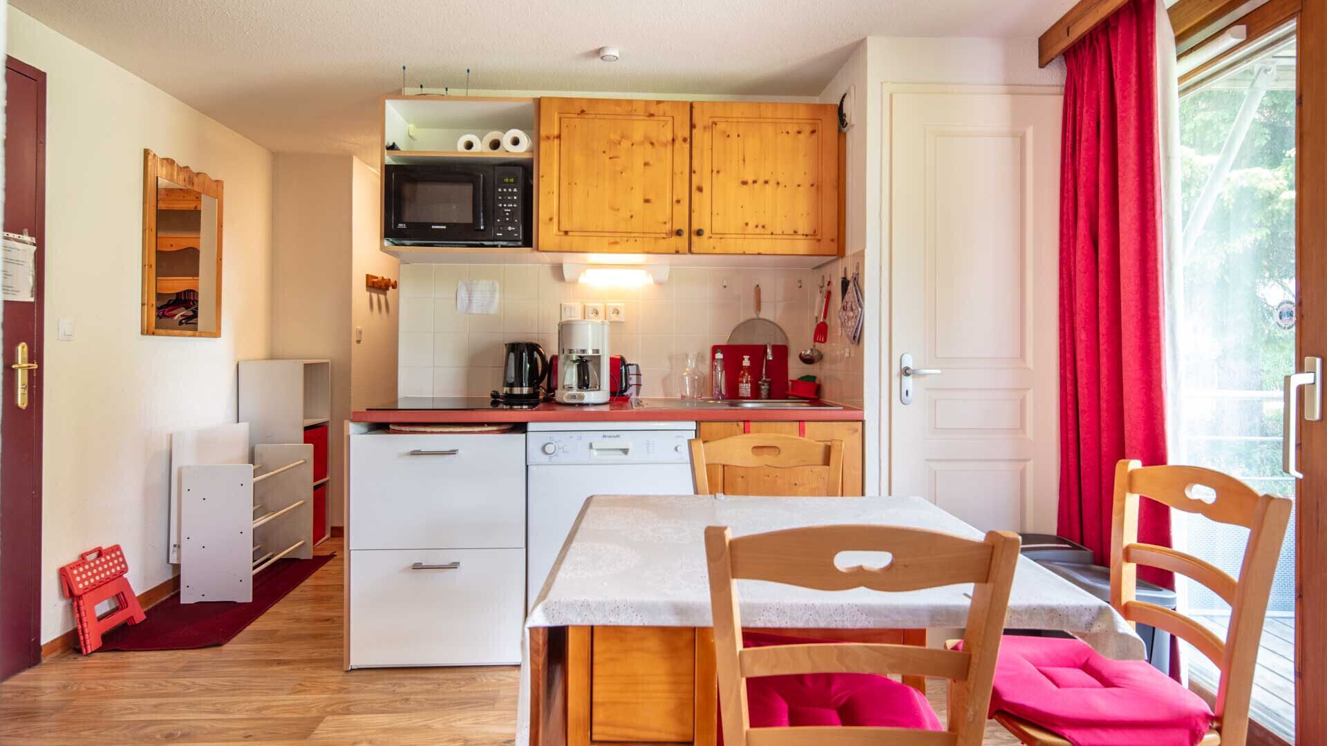 Wasserkocher mit Kaffee-/Teezubehör, Kühlschrank, Mikrowelle