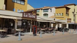A restaurant named "Le Terre" with outdoor seating and a clear blue sky. - Haven of serenity 100 m from the beach and shops (Le Barcarès)