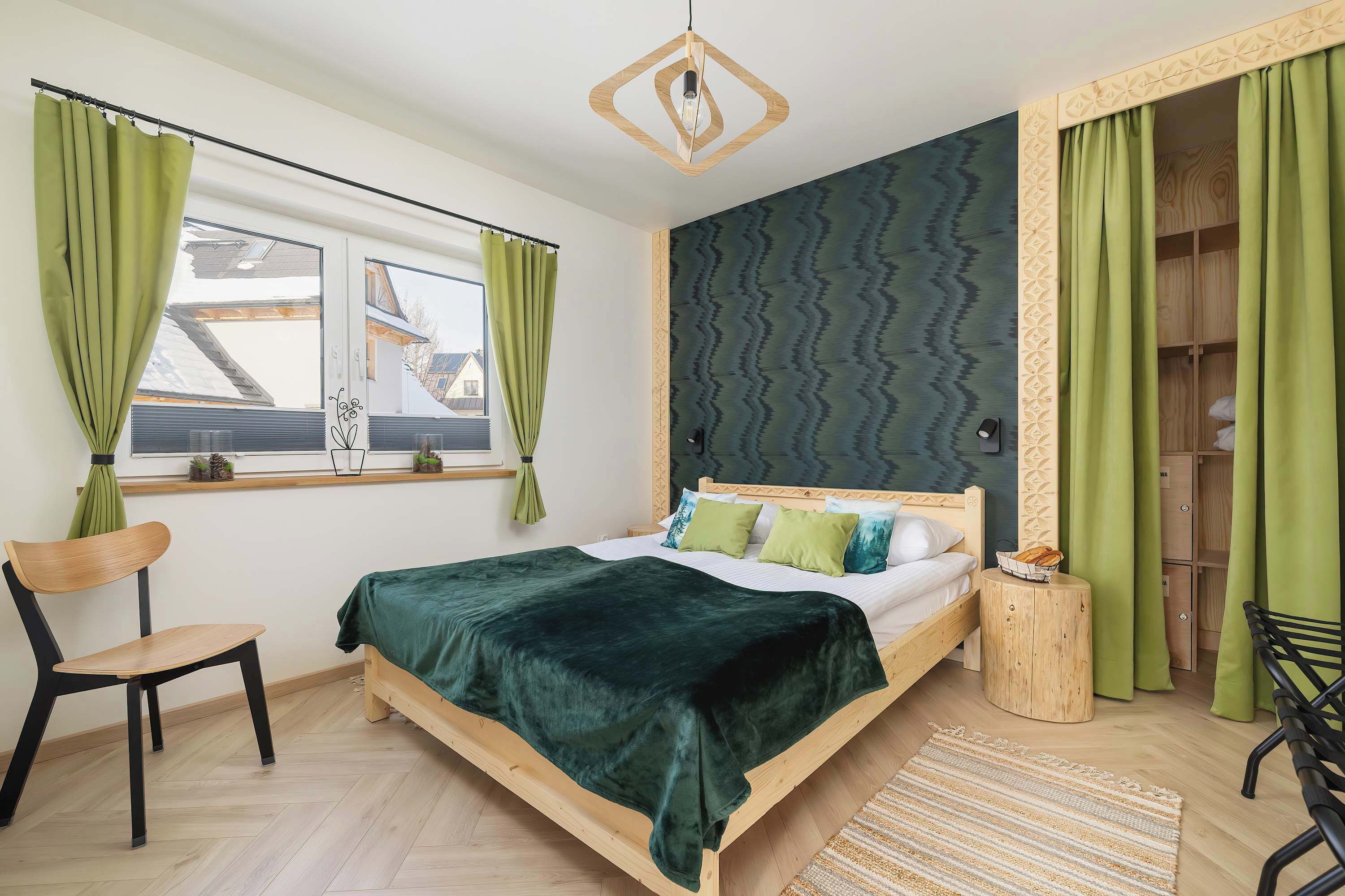 Iron/ironing board, travel crib, WiFi, bed sheets