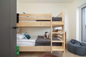 2 slaapkamers, een strijkplank/strijkijzer, reisbedje, wifi