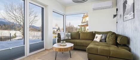 Una televisión, una oficina