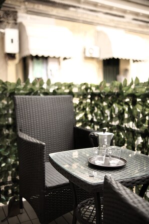 Outdoor dining - Parthenope Luxury Apartment - Modern, central. Spanish Neighborhoods - 7 guests (Napoli)