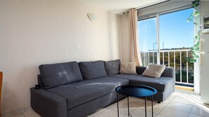 Living area - Cute little studio for 4 people, parking (Agde)