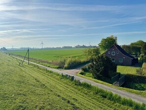 Property grounds - Cozy Friesenhuus with field edge location on the old dike (Carolinensiel)