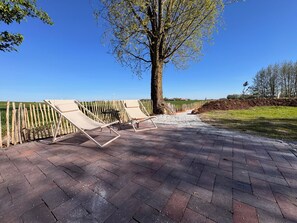 Terrace/patio - Cozy Friesenhuus with field edge location on the old dike (Carolinensiel)