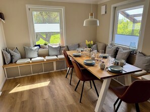 Dining - Cozy Friesenhuus with field edge location on the old dike (Carolinensiel)