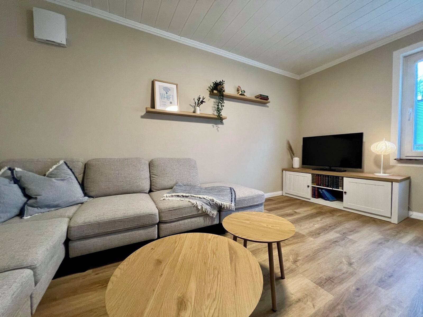 TV connectée, jeux vidéo, table de tennis de table, livres