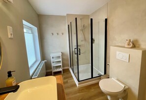 Shower, eco-friendly toiletries, hair dryer, towels - Cozy Friesenhuus with field edge location on the old dike (Carolinensiel)