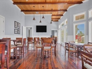 Dining - Welcome to your slice of paradise! (Englewood)