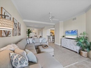 Living area - Welcome to your slice of paradise! (Englewood)