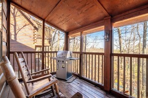 Property grounds - Romantic 1BD+Loft Cabin | Hot Tub | Close to TOWN! (Pigeon Forge)