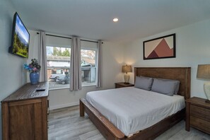 Desk, free WiFi, bed sheets - Ruby 101: 2BD | Great Location + Shared Amenities! (Pigeon Forge)