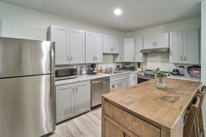 Refrigerador, microondas, horno y parrilla de estufa 