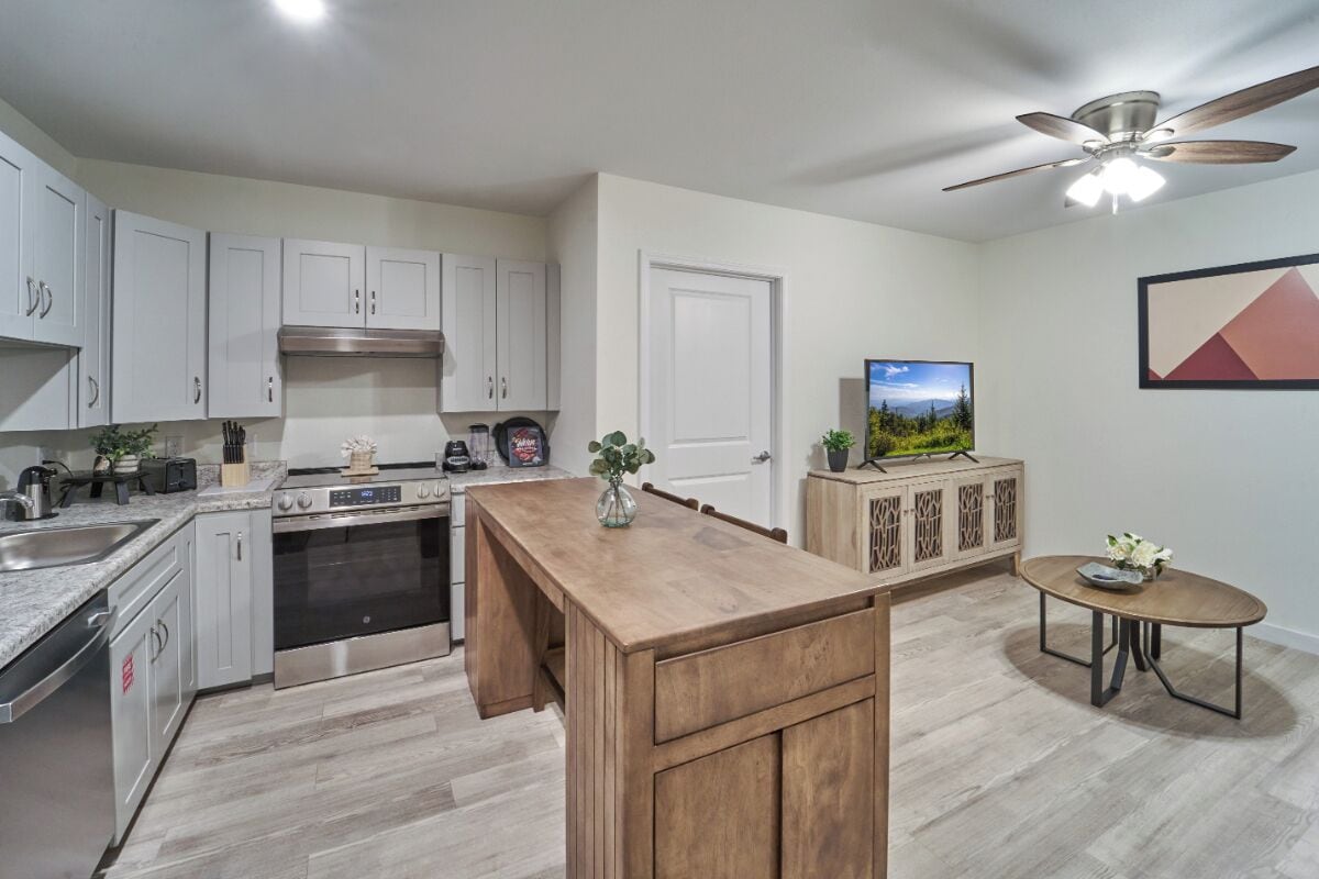 Kjøleskap, mikrobølgeovn, ovn og kokeplater