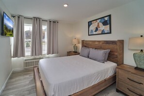 Desk, travel cot, free WiFi, bed sheets - Ruby 102: 1BD | Great LOCATION + Shared Amenities! (Pigeon Forge)