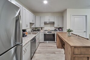Fridge, microwave, oven, stovetop - Ruby 102: 1BD | Great LOCATION + Shared Amenities! (Pigeon Forge)