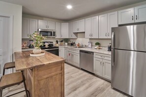 Fridge, microwave, oven, stovetop - Ruby 103: 1BD | Great Location + Shared Amenities! (Pigeon Forge)