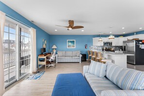 TV - Spacious 3BR Condo w/ Parking & Outdoor Shower (Wildwood)