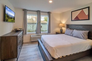 Desk, travel cot, free WiFi, bed sheets - Ruby 105: 1BD | Great Location + Shared Amenities! (Pigeon Forge)