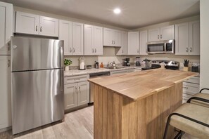 Fridge, microwave, oven, stovetop - Ruby 105: 1BD | Great Location + Shared Amenities! (Pigeon Forge)