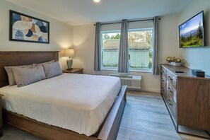 Desk, free WiFi, bed sheets - Ruby 106: 1BD | Great Location+ Shared Amenities! (Pigeon Forge)