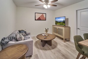 TV - Ruby 106: 1BD | Great Location+ Shared Amenities! (Pigeon Forge)