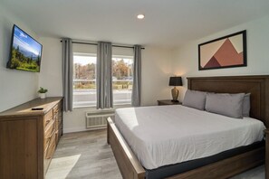 Desk, free WiFi, bed sheets - Ruby 107: 1BD | Great Location + Shared Amenities! (Pigeon Forge)