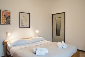 Een strijkplank/strijkijzer, gratis wifi, beddengoed