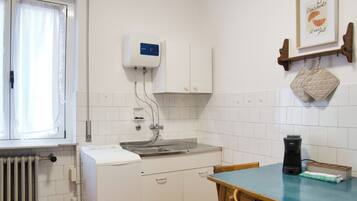 Réfrigérateur, four, plaque de cuisson, cafetiÚre/bouilloire