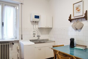 Een koelkast, een oven, een kookplaat, een koffiezetapparaat/waterkoker