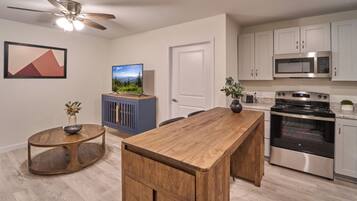 Geladeira, micro-ondas, fogão, cooktop