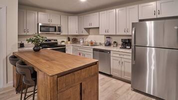 Geladeira, micro-ondas, fogão, cooktop