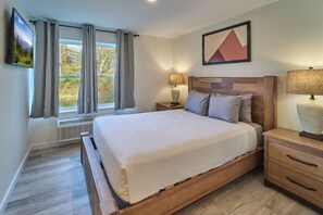 Desk, free WiFi, bed sheets - Ruby 109: 1BD | Great Location + Shared Amenities! (Pigeon Forge)