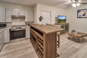 Fridge, microwave, oven, stovetop - Ruby 109: 1BD | Great Location + Shared Amenities! (Pigeon Forge)