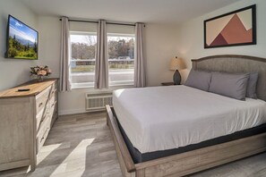 Desk, free WiFi, bed sheets - Ruby 110: 1BD | Great Location + Shared Amenities! (Pigeon Forge)