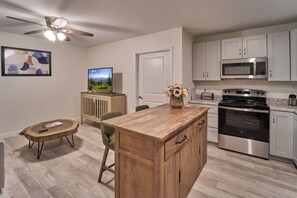 Fridge, microwave, oven, stovetop - Ruby 111: 1BD | Great Location + Shared Amenities! (Pigeon Forge)