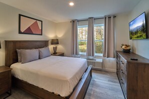 Desk, free WiFi, bed sheets - Ruby 111: 1BD | Great Location + Shared Amenities! (Pigeon Forge)